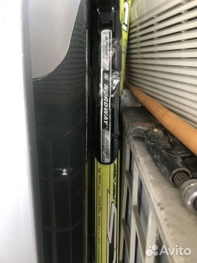 Лыжные ботинки и лыжи