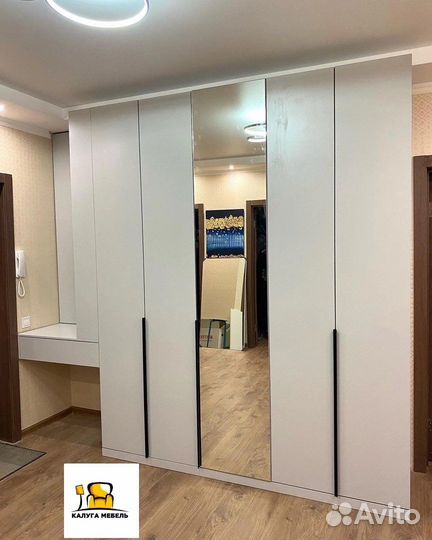 Прихожая со створчатыми дверями