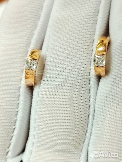 Золотые серьги с камнем