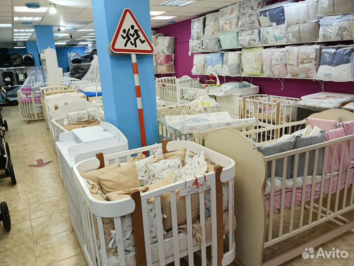 Детская кроватка с маятником