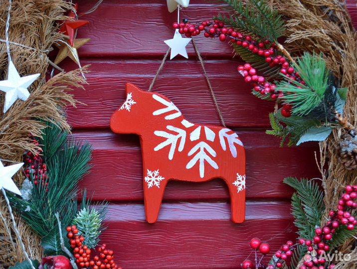 Новогодний сувенир сканди лошадка деревянная