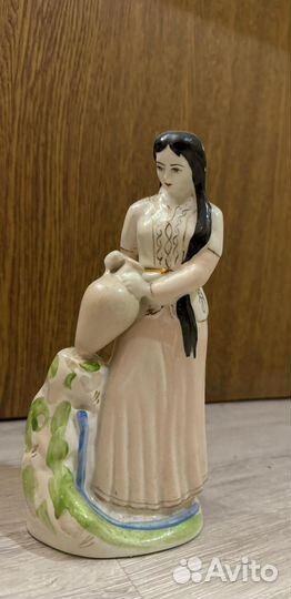 Статуэтка фарфор