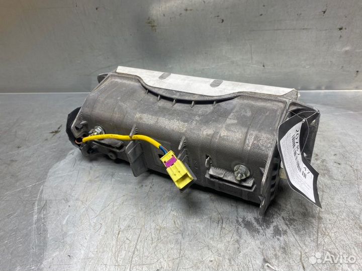 Подушка безопасности пассажирская (в торпедо)