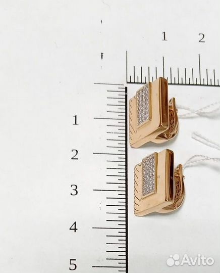 Золотые серьги с камнем