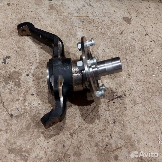 Кулак поворотный с регулир.подшипниками на ниву