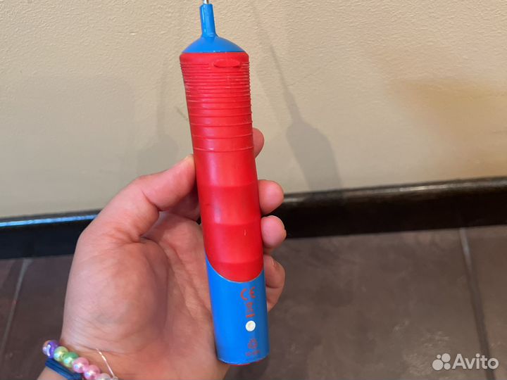 Электронная зубная щетка braun