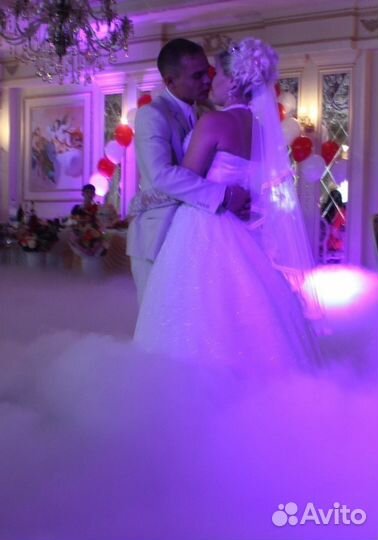 Тяжелый дым, дорожка из фонтанов, горящее сердце