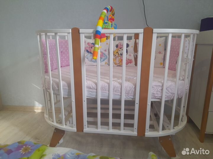 Детская кроватка с маятником круглая