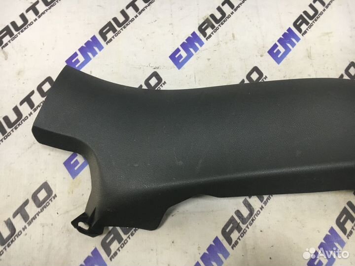 Накладка стойки задней правой Фольксваген Гольф 5