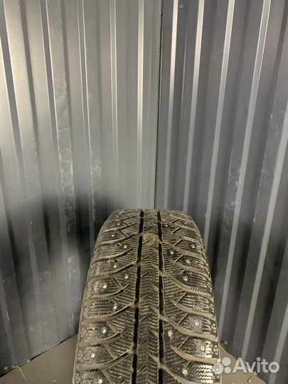 Bridgestone Ice Cruiser 7000 215/60 R16 95T