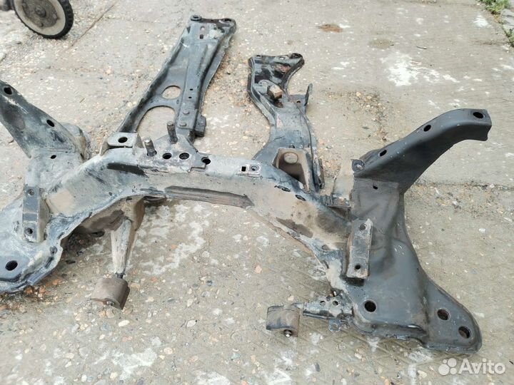 Передний подрамник мазда кседос6/mazda xedos6 98г