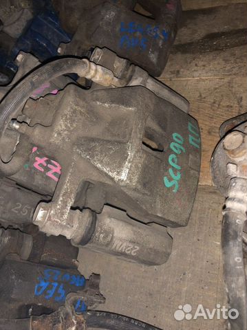 Суппорт передний правый на toyota vitz KSP90, NCP9