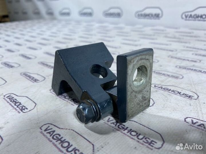 Петля двери задняя правая Volkswagen Touareg 7L