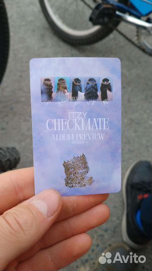 Карта с девушкой корейской внешности