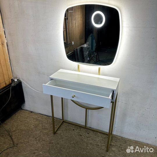 Макияжный стол с подсветкой