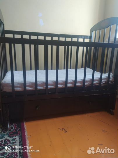 Детская кроватка с маятником и ящиком