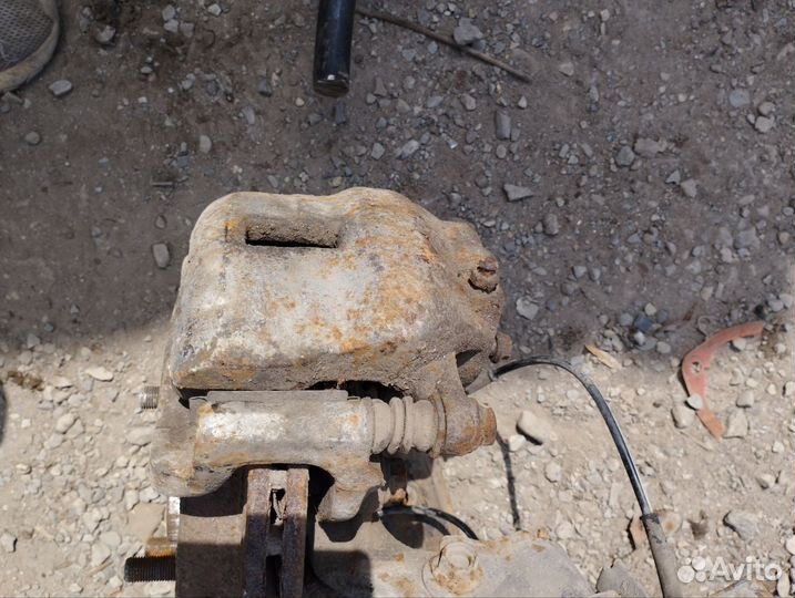 Суппорт левый передний Nissan Almera N16