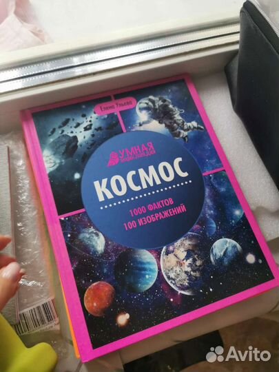Книги,цветы искусственные в кашпо
