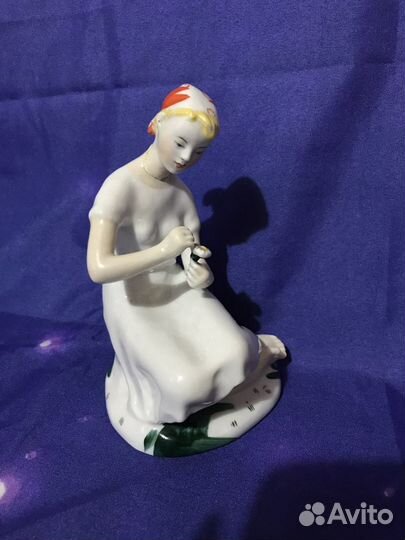 Статуэтка фарфоровая СССР Гадание на ромашке