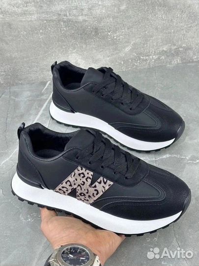 Кроссовки женские