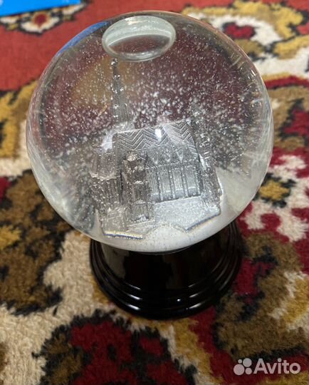 Новогодний стеклянный шар со снегом