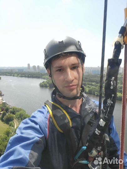 Мойка окон методом промышленного альпинизма