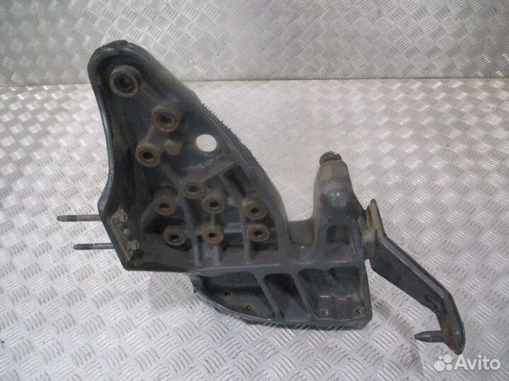 Кронштейн торсиона правый renault 5010574625