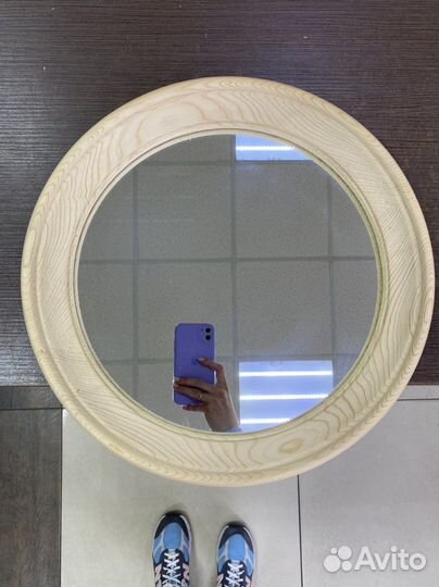 Зеркало в круглой деревянной раме