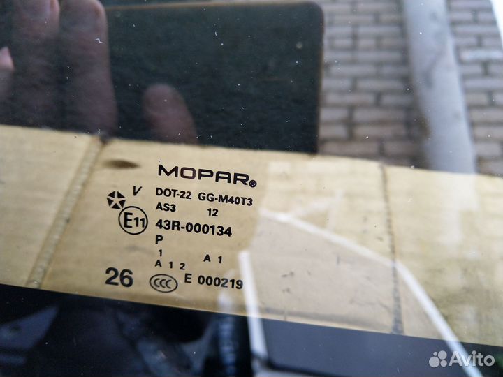 Стекло люка переднее Jeep Grand Cherokee WK2