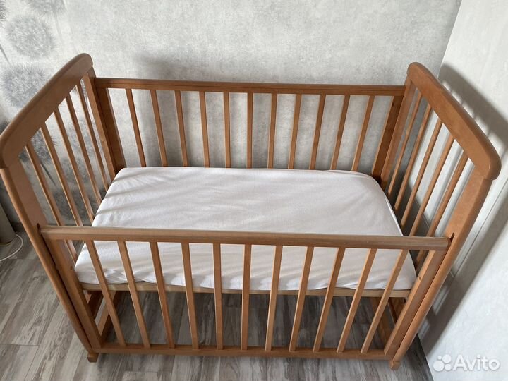 Детская кроватка с маятником