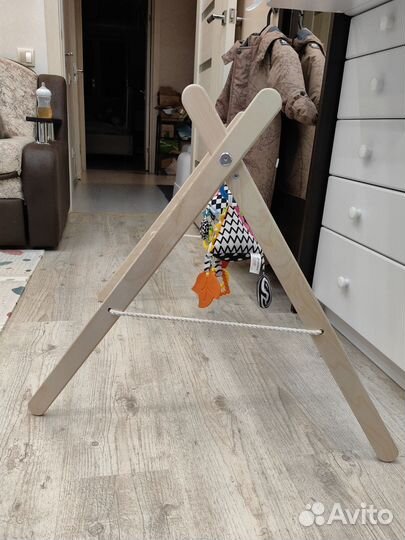 Стойка Монтессори с игрушками