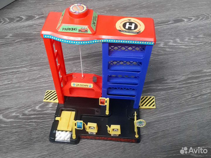 Парковка с лифтом для машинок