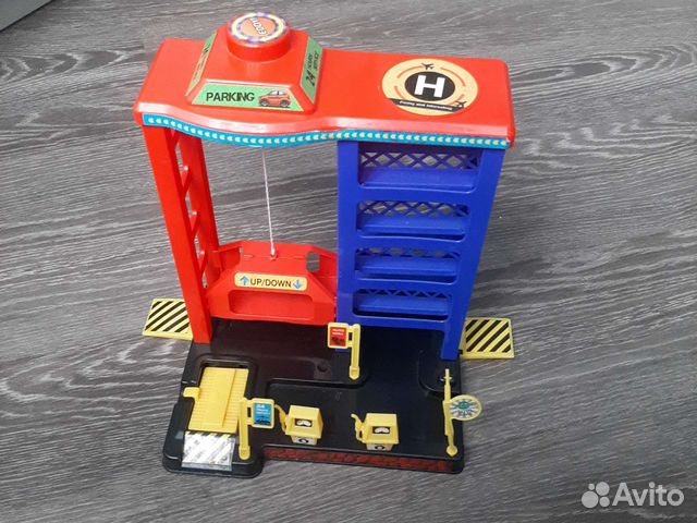 Парковка с лифтом для машинок