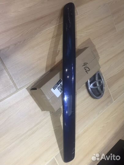 Молдинг переднего бампера правый Toyota Avensis II