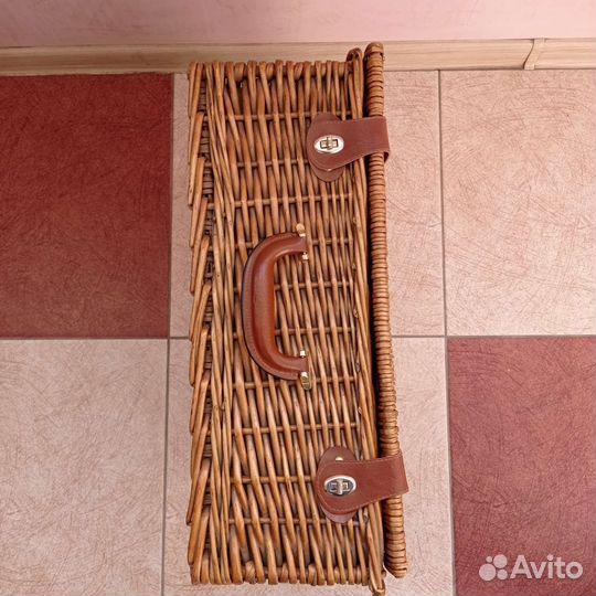 Набор для пикника в плетеном чемодане