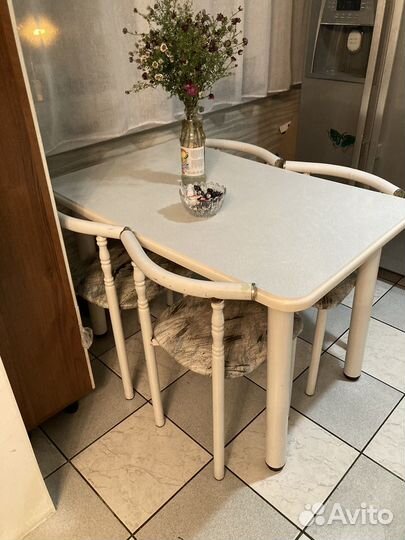 Стол со стульями