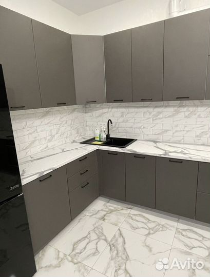 Кухня угловая серая