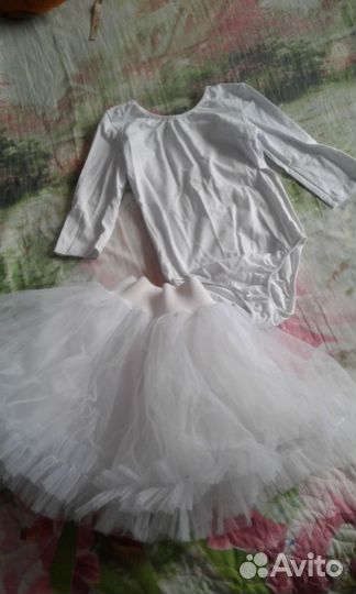 Гимнастический купальник и юбка белые