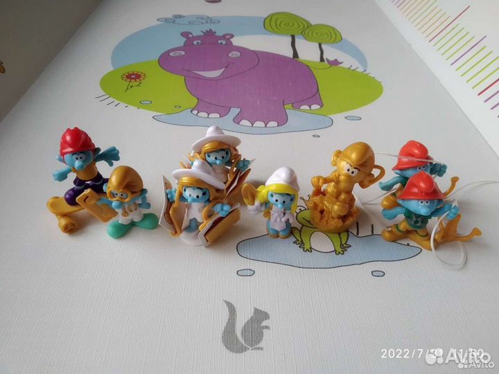 Фигурки из киндер сюрприза Золотые Смурфики 2022