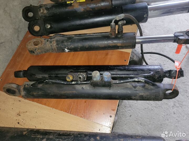 Цилиндр подъёма отвала на Pisten Bully 300 / 200