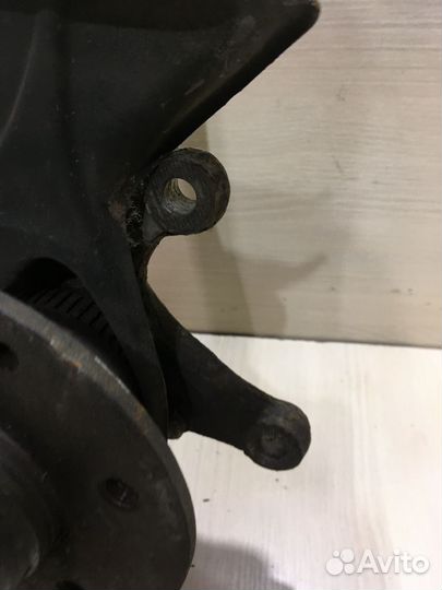 Кулак передний правый Мерседес C202 W202