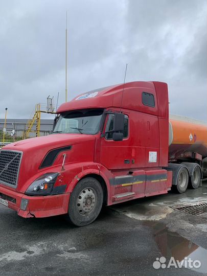 Volvo VNL с полуприцепом, 2003