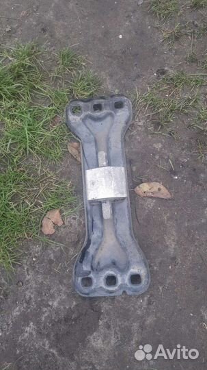 Mercedes benz с класс w203 кронштейн АКПП с подушк