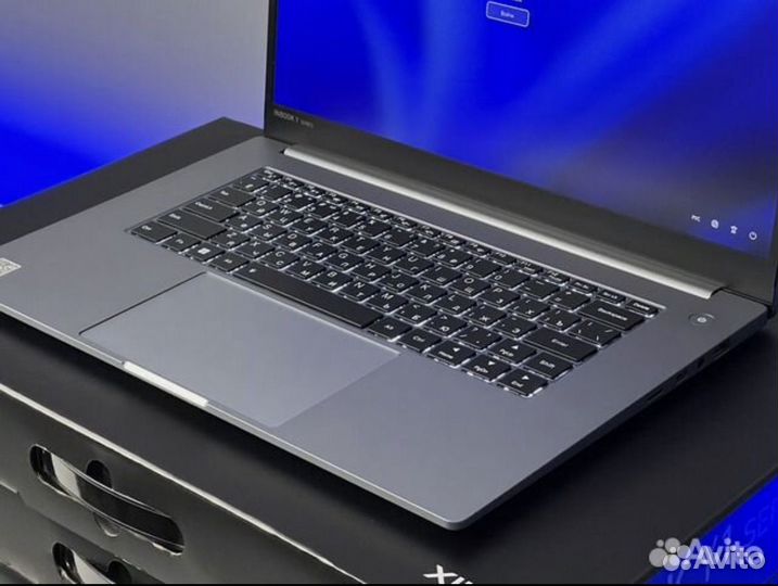 Новый ноут 15.6 IPS 4 ядра 8G озу SSD256g Металл