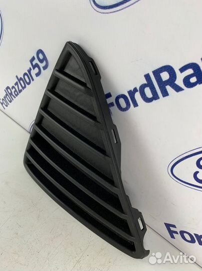 Решетка бампера передняя левая Ford Focus 3 CB8