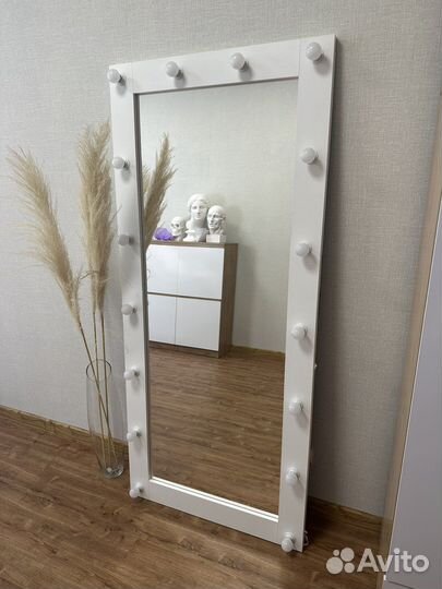 Гримерное зеркало с лампочками