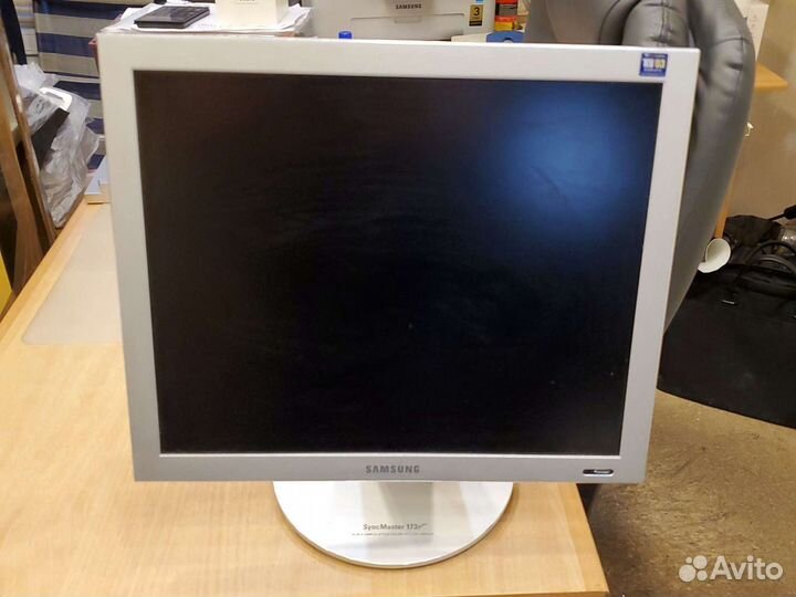 Монитор Samsung SyncMaster 173p plus