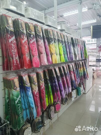 Канекалон четырехцветный