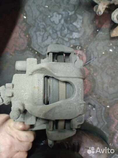 Передний правый суппорт Renault Logan 2