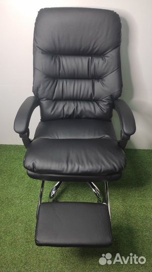 Кресло руководителя черное новое с подставкой